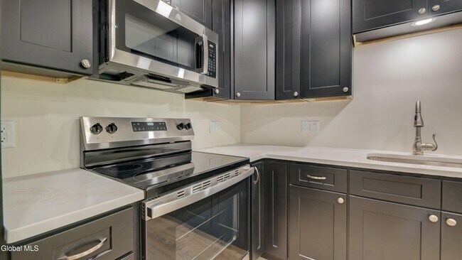 Foto del edificio - 246 Woods Hollow Rd