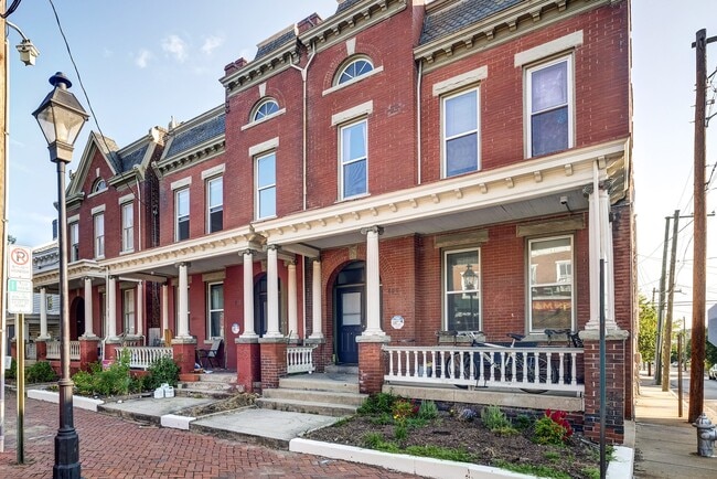 Building Photo - 800 W Clay St