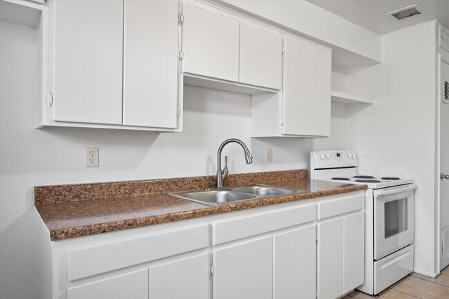 Building Photo - 4525 E Bellevue St