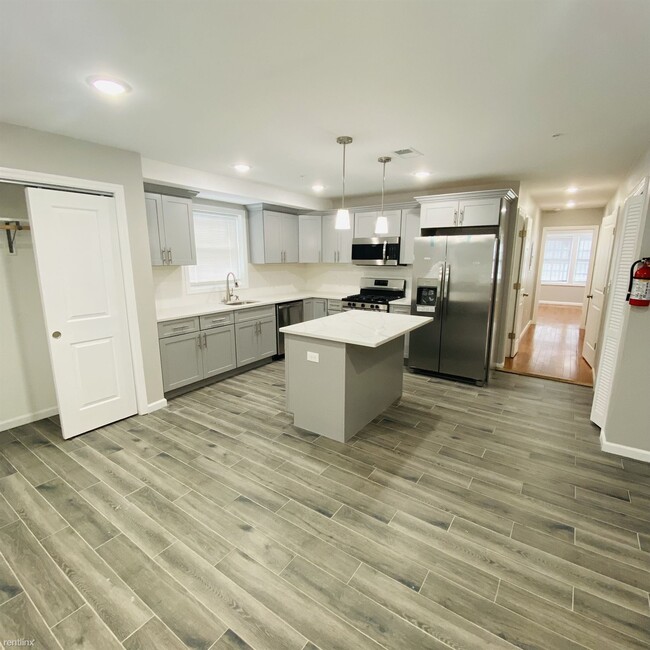 Building Photo - 2 br, 1.5 bath Triplex - 510 South 17th St...