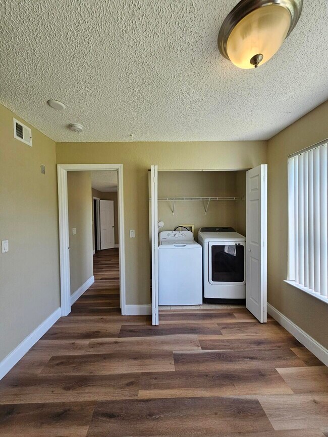 Foto del edificio - 1401 Village Blvd