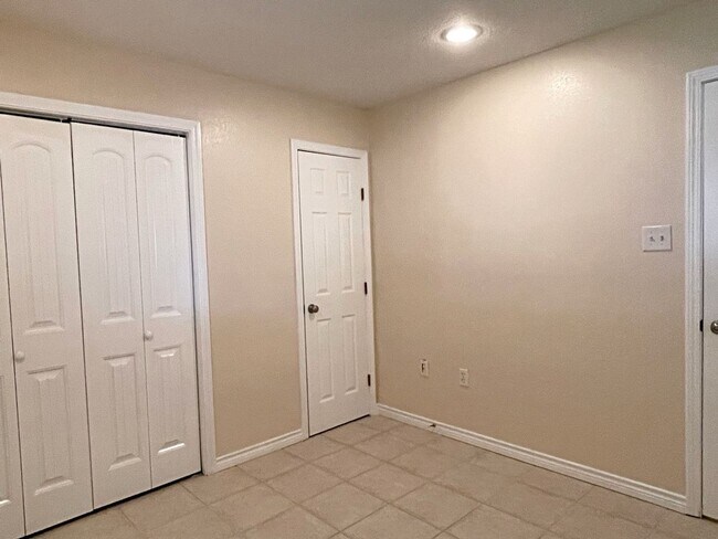 Foto del edificio - 1190 Bernice Ln