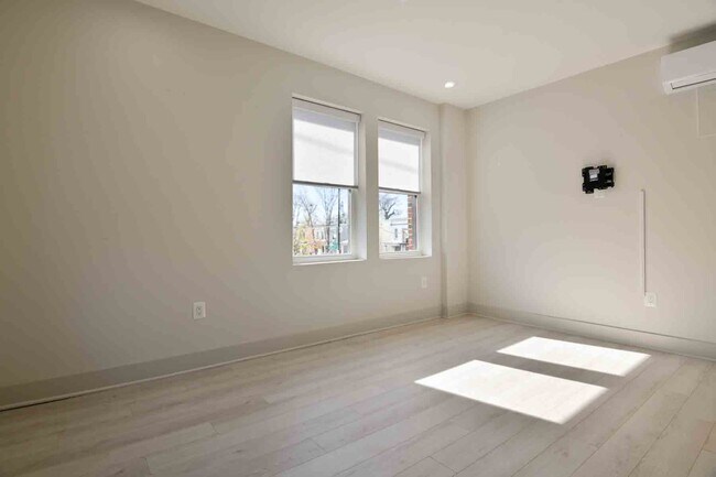 Building Photo - 839 Kennedy St NW
