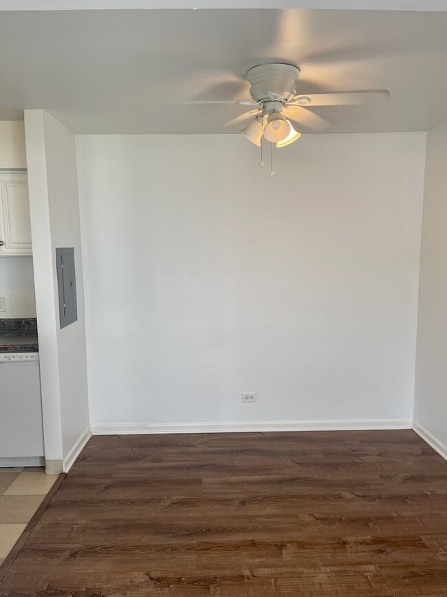 Building Photo - 1389 S Glen Cir