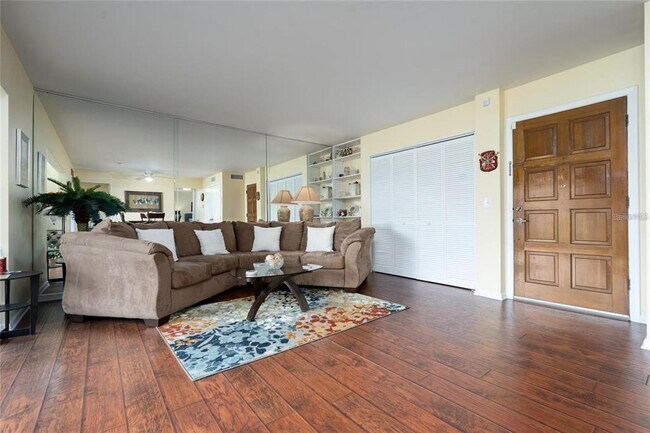 Foto del edificio - 4120 Pinelake Ln