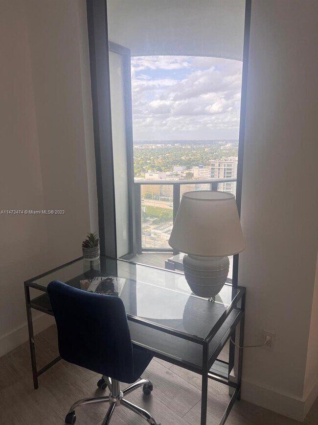 Foto del edificio - 121 NE 34th St