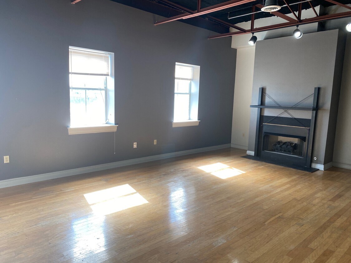 Primary Photo - 319 N Mesquite St
