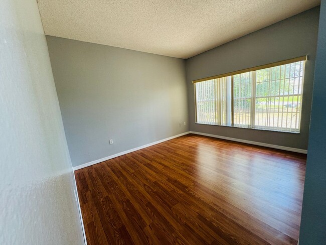 Building Photo - Ready to move-in on June 6th! Luxurious & ...