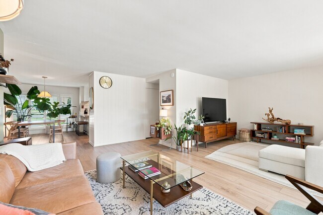 Foto del edificio - 3030 Merrill Dr