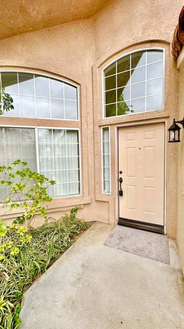 Building Photo - Awesome Two-Story Home, Recently & Freshly Updated, just minutes to downtown Fallbrook!