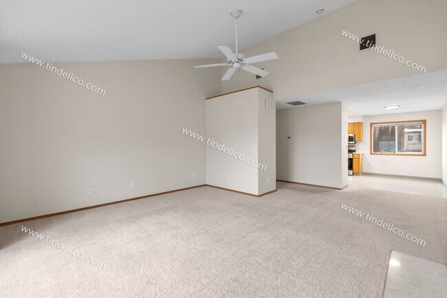 Foto del edificio - Queen Jeanette Apartments — Beautiful & Spacious Upstairs 2BR/1BA with Vaulted Ceilings, Gas Fire...