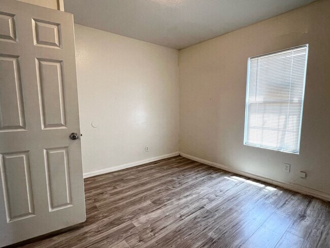 Building Photo - Huge 2 bed 1 bath