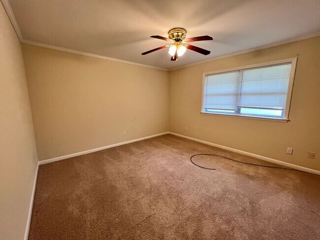 Foto del edificio - Large split level home in convenient locat...