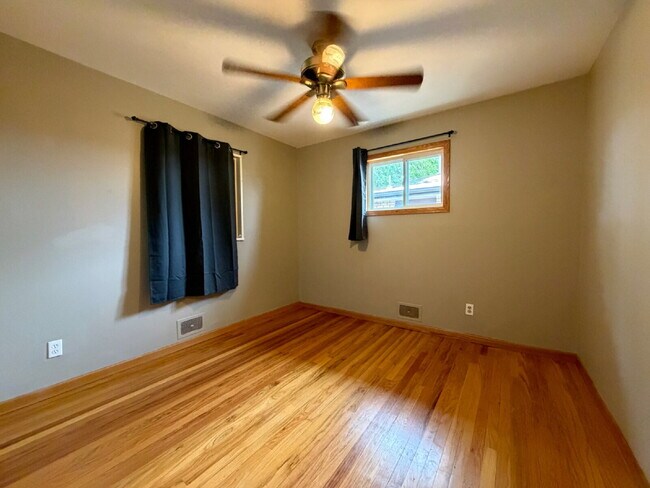 Foto del edificio - ~Availalbe Now~ Beautiful Four Bedroom House in Denver!