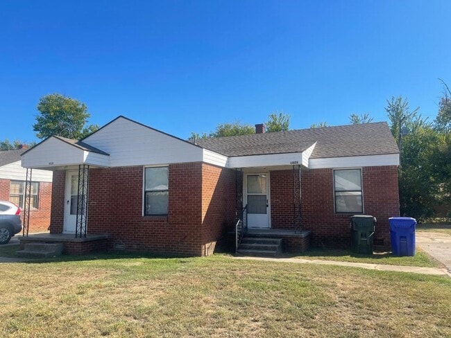 1 Bedroom 1 Bathroom Duplex For Lease Now! - 1 Bedroom 1 Bathroom Duplex For Lease Now! House