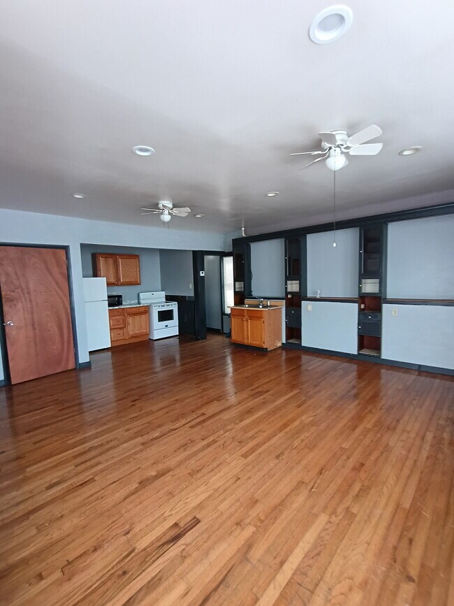 Building Photo - 1048 Villa St