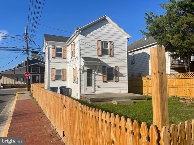 Foto del edificio - 108 Railroad Ave