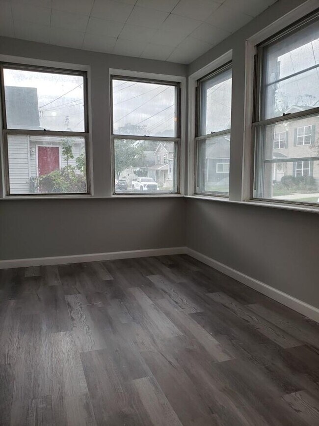 Building Photo - Newly Renovated 4 Bedroom, 1 Bath! Ready for Move-In!!!!