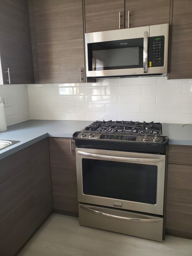 nice stove - 3535 N Orange Ave