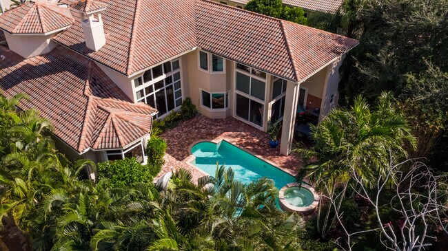 Foto del edificio - 629 Hermitage Cir
