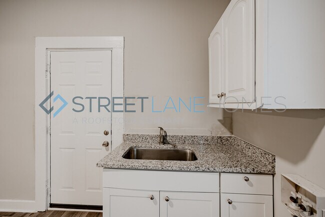 Building Photo - PICK YOUR GIFT OF $500 OFF THE FIRST MONTH...