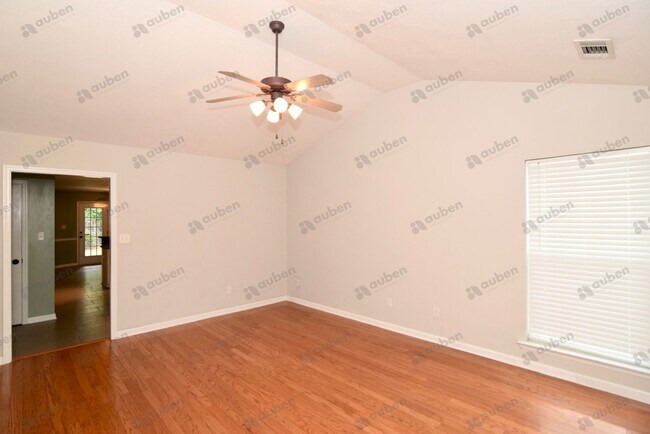 Building Photo - JUST REDUCED - $1750 - 4 bed/2.5 bath sing...