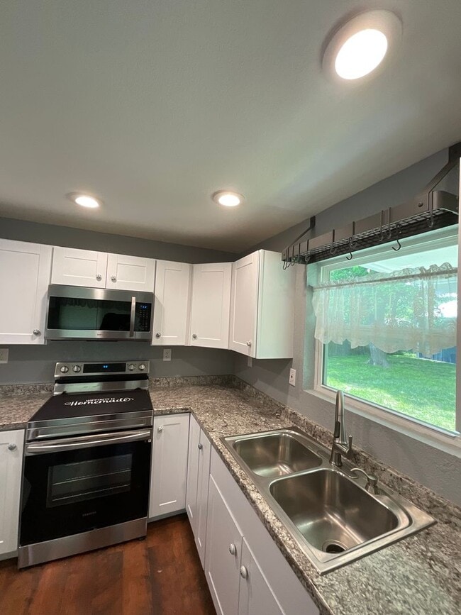 Building Photo - Gorgeous 2 bedroom 1 bath Home close to We...
