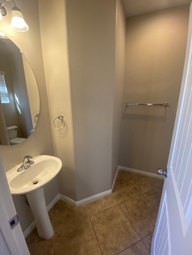 Foto del edificio - Spacious 4-Bed, 3-Bath Home in Southwest Las Vegas!