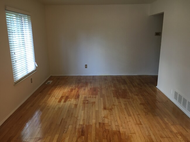 Dining room - 536 E Fox Hills Dr