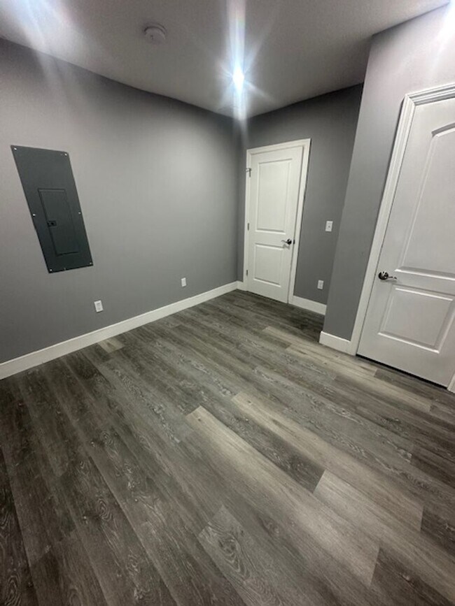 Building Photo - Stunning Fully Remodeled Home in Oakland –...
