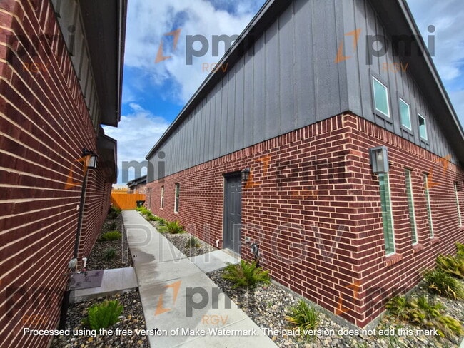 Building Photo - 1004 Hidden Hls St
