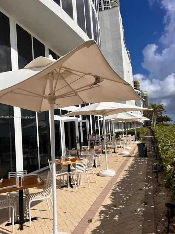 Building Photo - 15811 Collins Ave