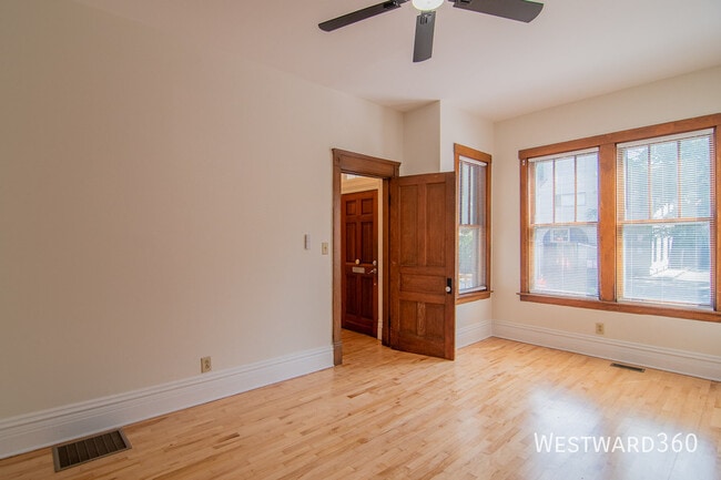 Photo - 3356 N Kenmore Ave Apartment