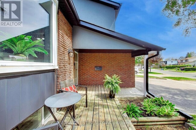 Building Photo - 128 Roser Crescent