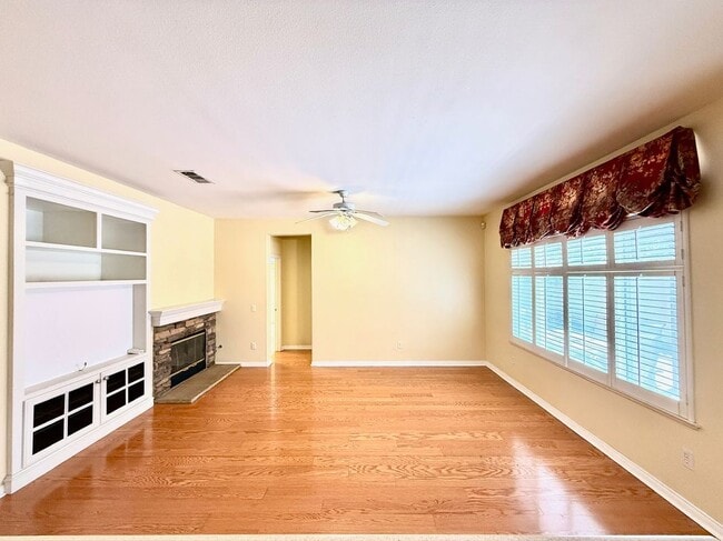 Building Photo - 1319 Jacaranda Cir