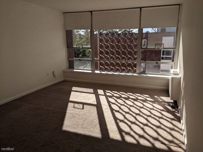 Foto del edificio - 20 Hammond Pond Pkwy