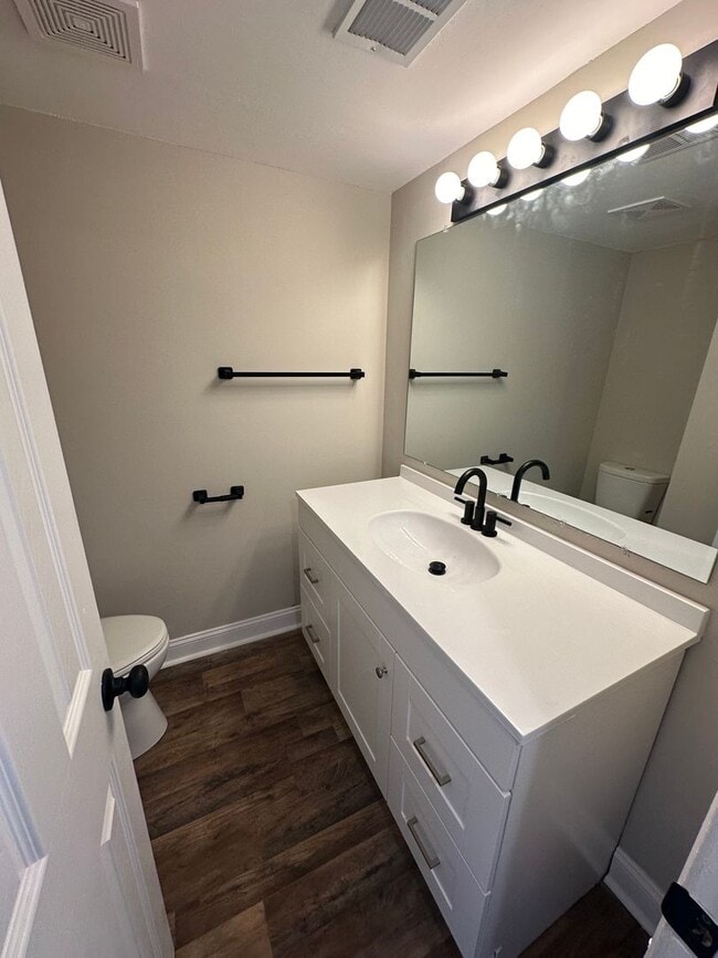 Building Photo - Spacious 2 Bed 1 Bath unit in great location