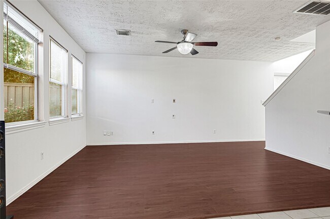 Foto del edificio - 16106 Greenport Ln