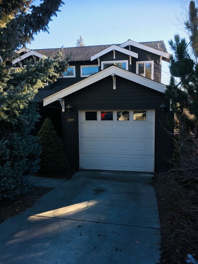 Foto del edificio - Nice Townhouse In NW Bend