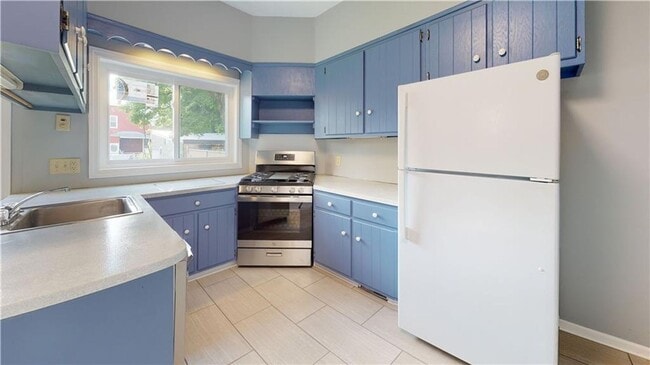 Building Photo - Beautiful Updated 4 bedroom single family ...