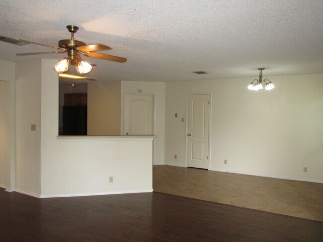 Foto del edificio - 1811 Lionheart Drive