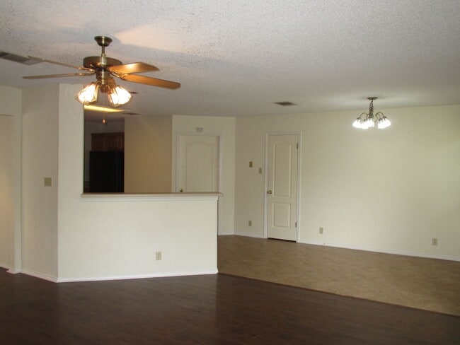 Building Photo - Beautiful Home With Spacious Kitchen and B...