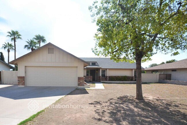 Building Photo - 704 N Oracle Cir