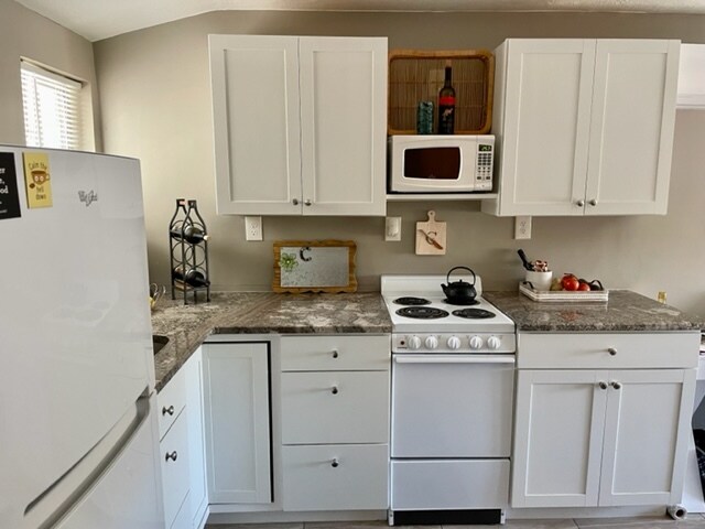 Foto del edificio - 665 N High Desert Rd