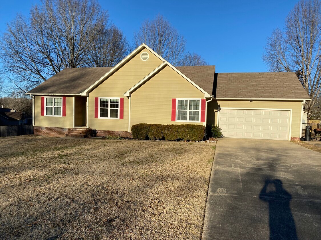 Primary Photo - 81 Candlewick Dr