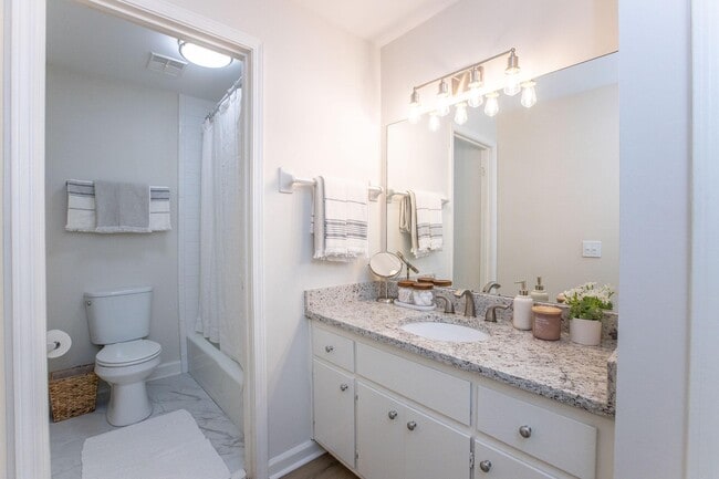 Building Photo - Western Hills Apartments