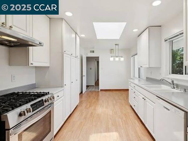 Building Photo - 2047 Queens Ln