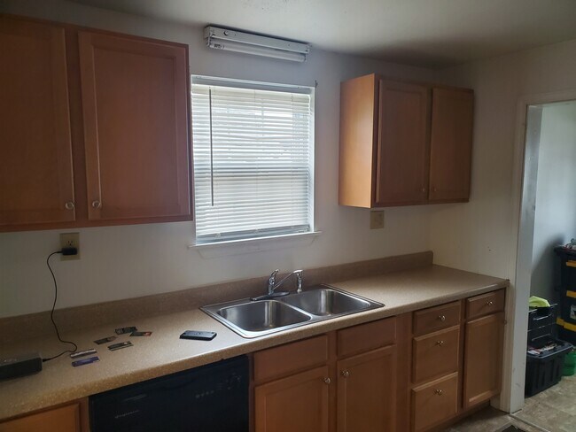 Kitchen - 816 W Rollins St