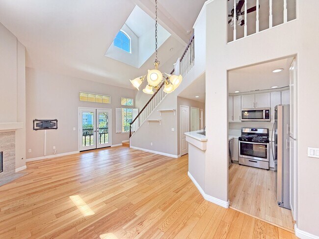 Foto del edificio - SD: 2BD/2BA Townhome with Private Balcony, 2-Car Garage, and Loft!