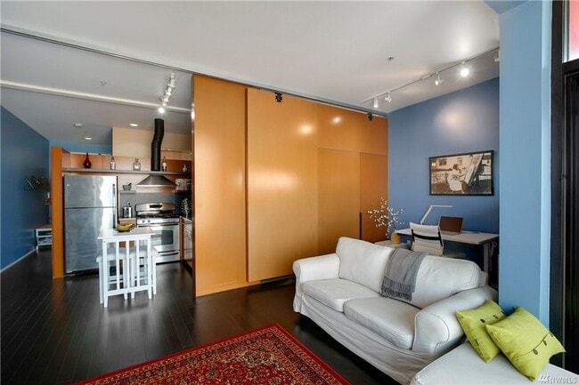 Building Photo - Top floor 1bed/1bath, architectural , secu...